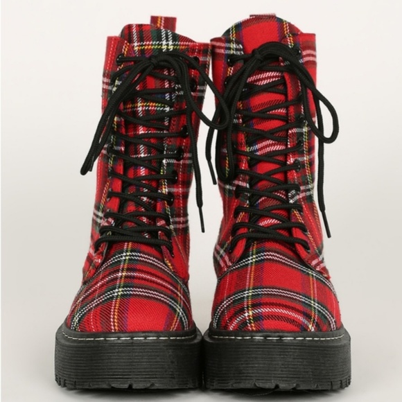 𝙇𝙖𝙨𝙩 7 🖤Plaid Combat Flatform Boot - Picture 3 of 8